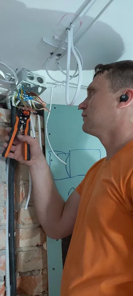 Послуги електрика. Електромонтаж у вашому житлі.