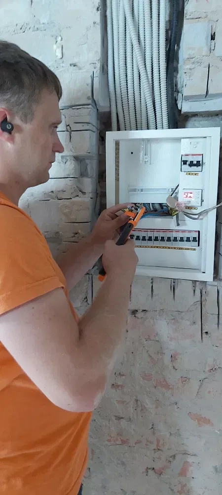 Послуги електрика. Електромонтаж у вашому житлі.