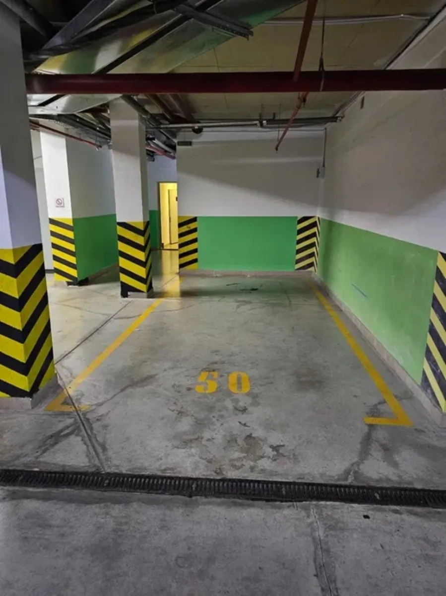 Паркувальне місце з цілодобовою охороною