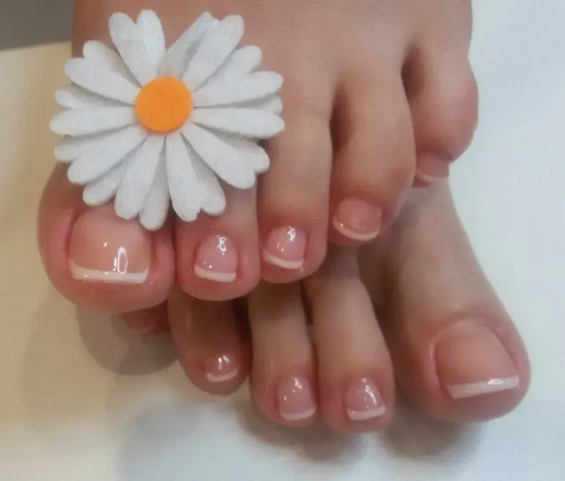 Манікюр . Педикюр . Центр . вул . Запорізька . Фарбування брів 200. (фарба, хна), корекція брів