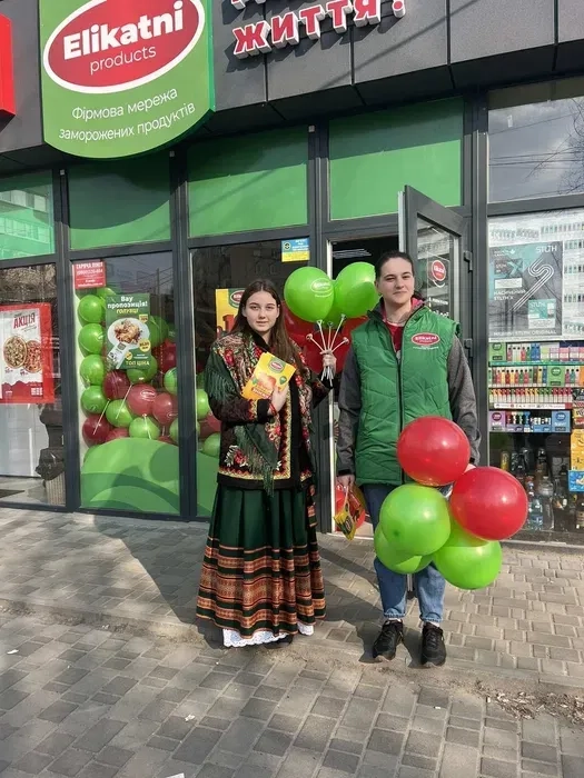 Роздача флаєрів, розклеювання оголошень, рознесення.