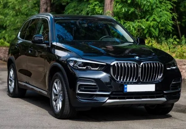 040 BMW X5 чорний позашляховик без водія