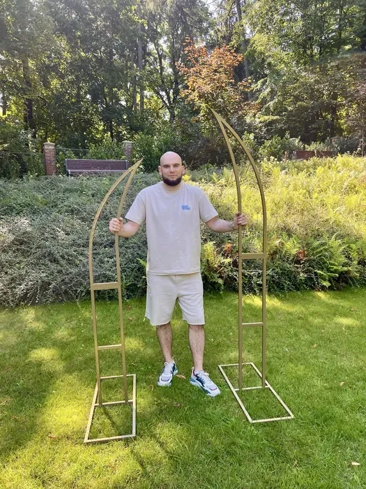 Вишукана святкова арка з квітами для вашої події