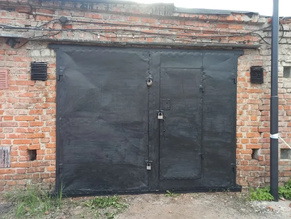 Гараж цегляний з підвалом для авто та зберігання речей