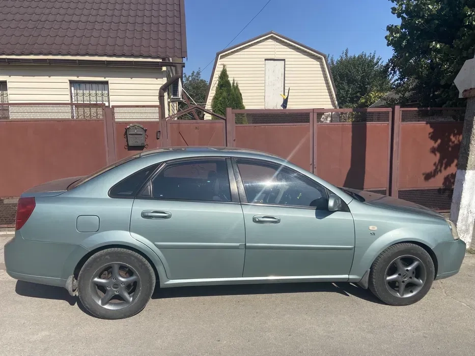  Автомобіль Шевроле Лачетті