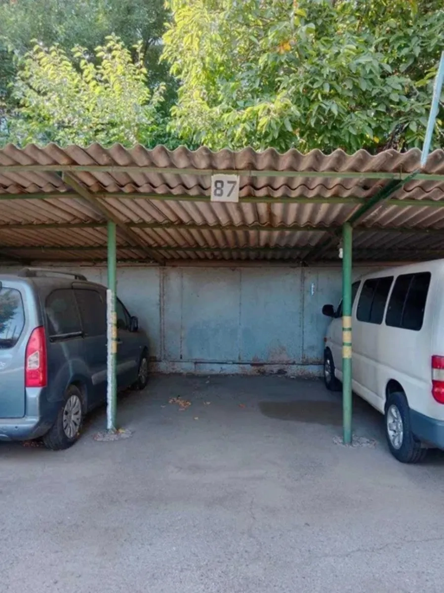 Паркомісце на стоянці під охороною