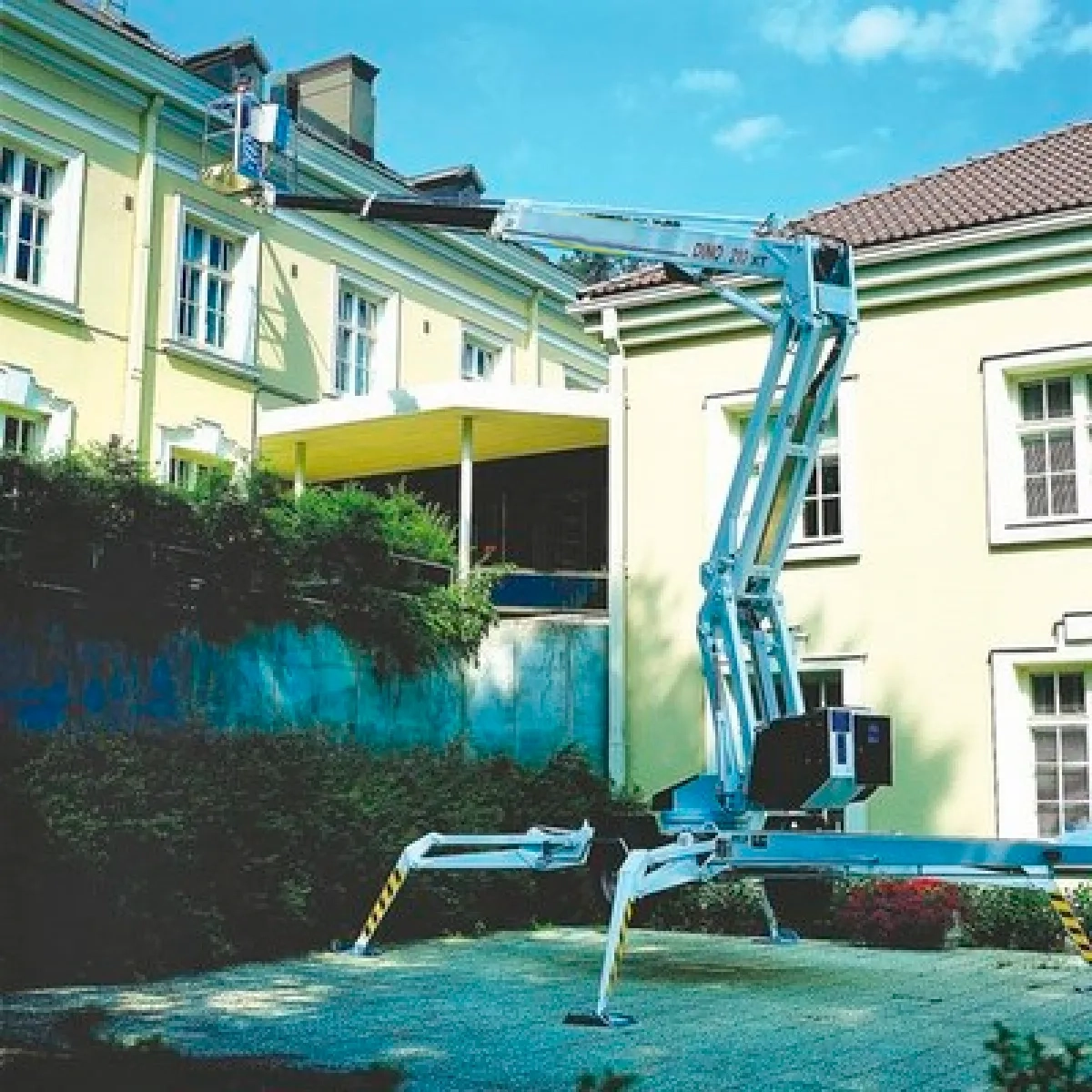 Підйомник колінчастий електричного причіпного DINO 210XT