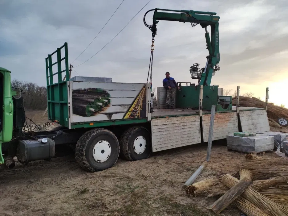 Кран-маніпулятор: замовлення, вантажні перевезення та навантажувальні роботи