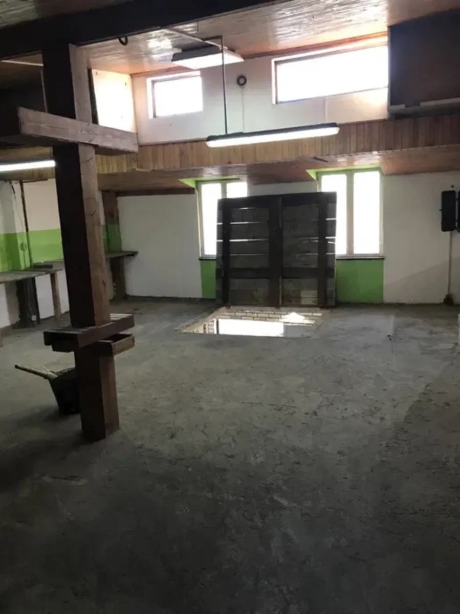 Великий гараж на довгий термін