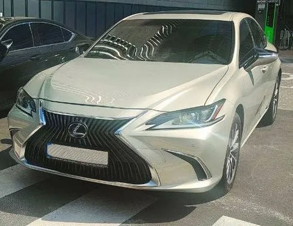 430 Авто на весілля Lexus ES 300h золотий з водієм