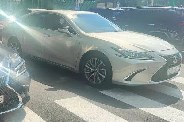 430 Авто на весілля Lexus ES 300h золотий з водієм