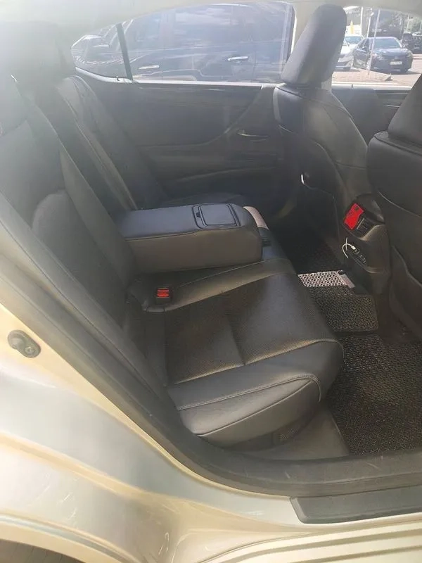 430 Авто на весілля Lexus ES 300h золотий з водієм