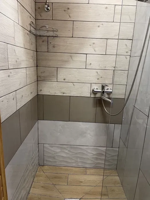 Предлагаю великолепный вариант для отдыха: дом с сауной и освежающим бассейном. Идеально подходит для компании, семьи или романтического уикенда.