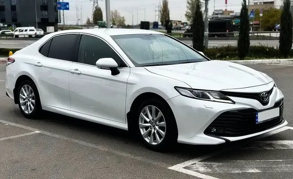 389 Toyota Camry V70 біла на весілля