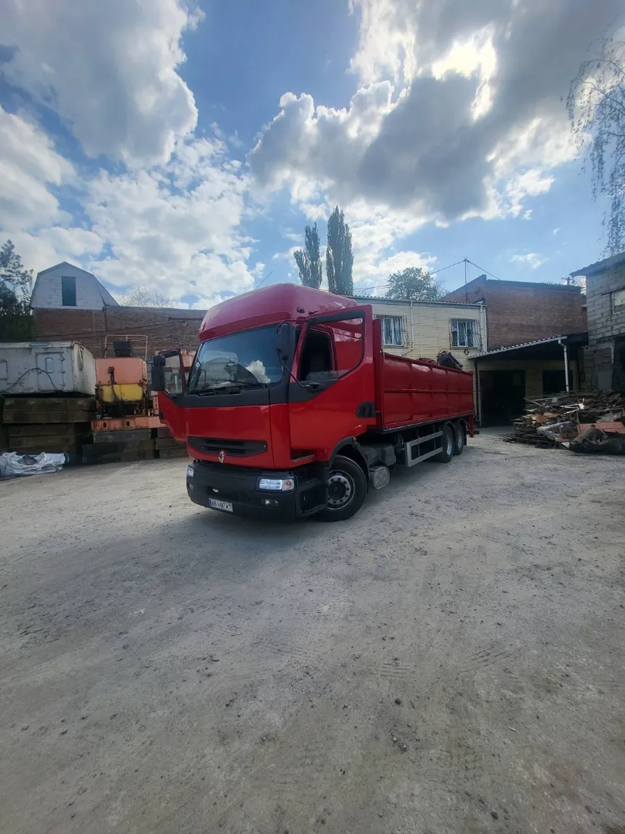 Самосвал з лісним маніпулятором RENAULT