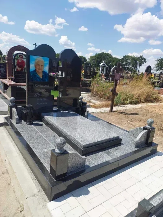 Гранітні пам'ятники