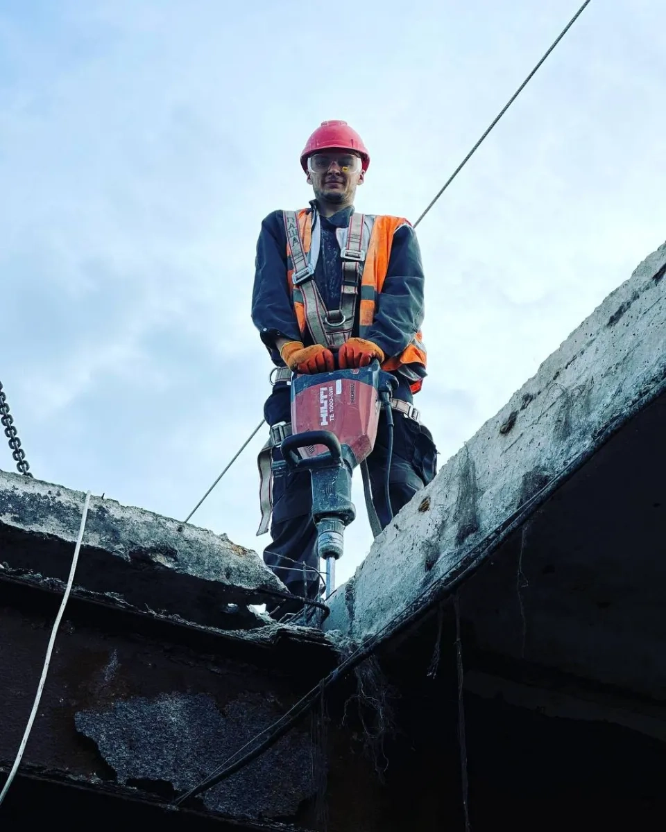 Відбійні молотки Hilti та Dewalt