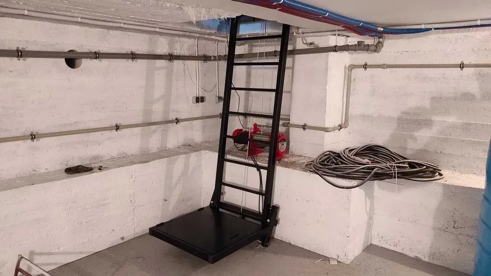 Підйомники та ліфтове обладнання для бомбосховищ, підвалів та інше