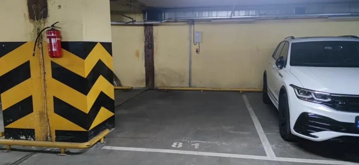 Паркомісце у підземному паркінгу