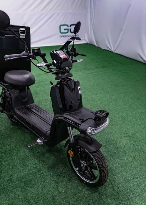 Електроскутери Aima для доставки Glovo, Bolt