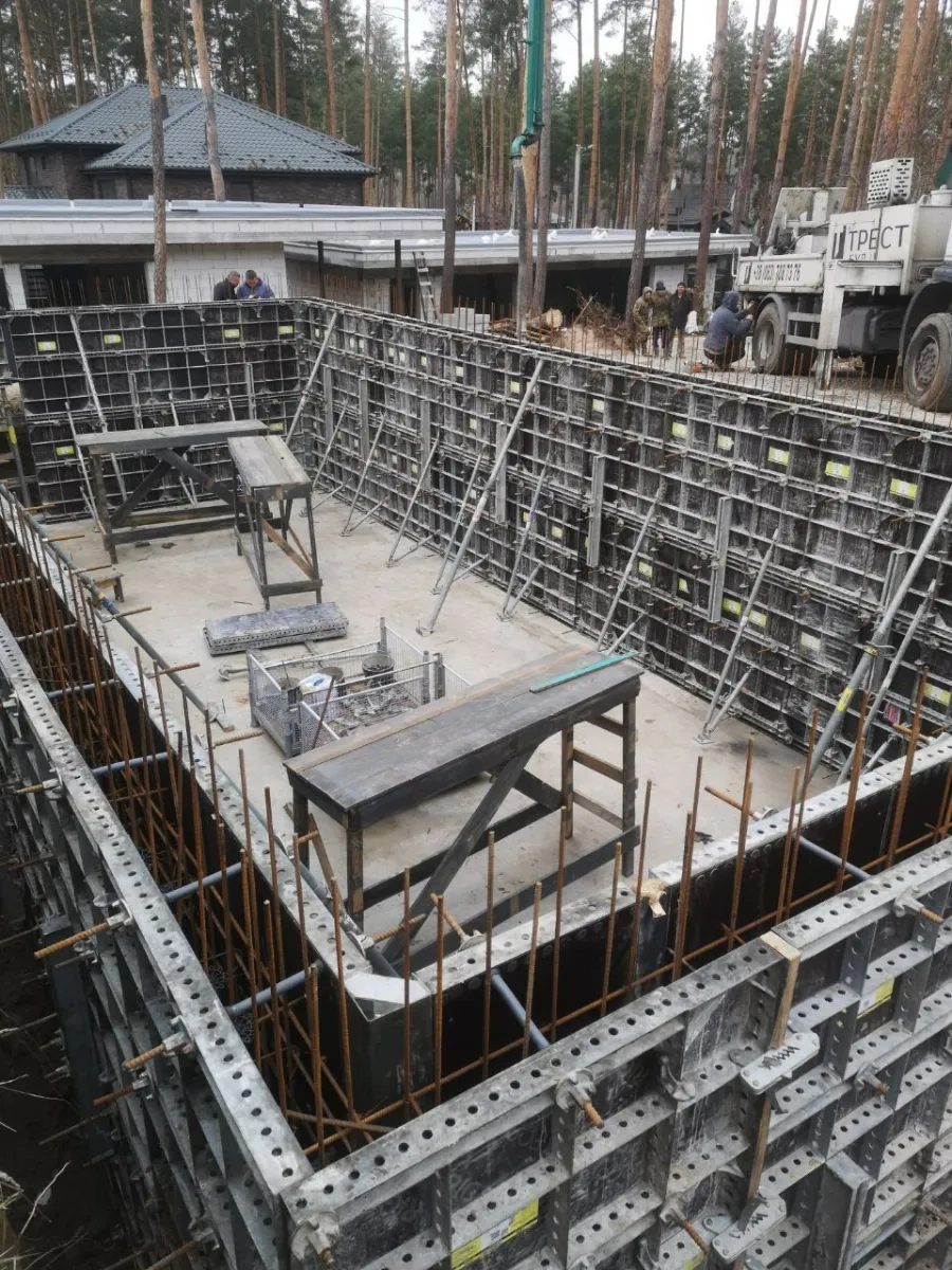 Металева дрібнощитова опалубка / колони, фундамент, стіни / опалубка горизонтальна - перекриття