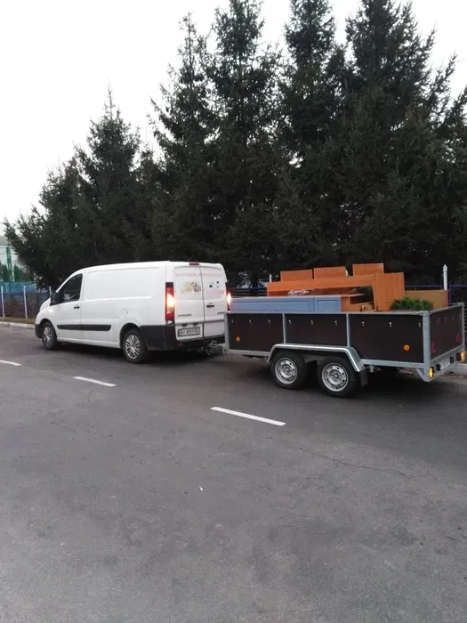 Вантажні перевезення мікроавтобусом з прицепом. Вантажники.