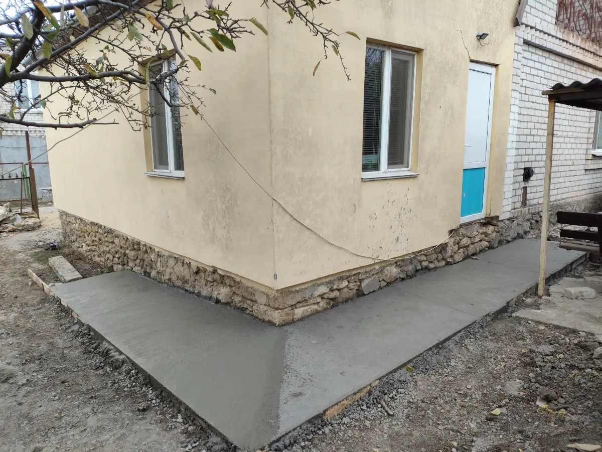 Бетонирование дворов. Устройство отмосток. Фундамент.