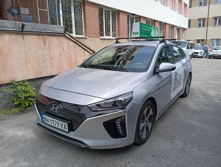 Авто Hyundai Ioniq, Nissan Leaf