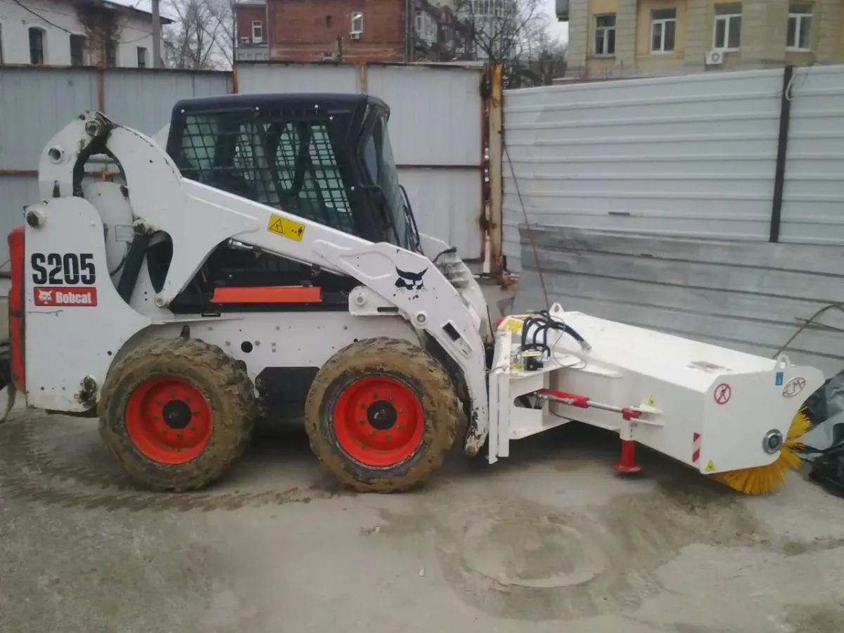 Мінінавантажувач Bobcat зі щіткою
