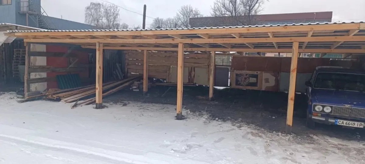 Зручне місце для авто з відеоспостереженням