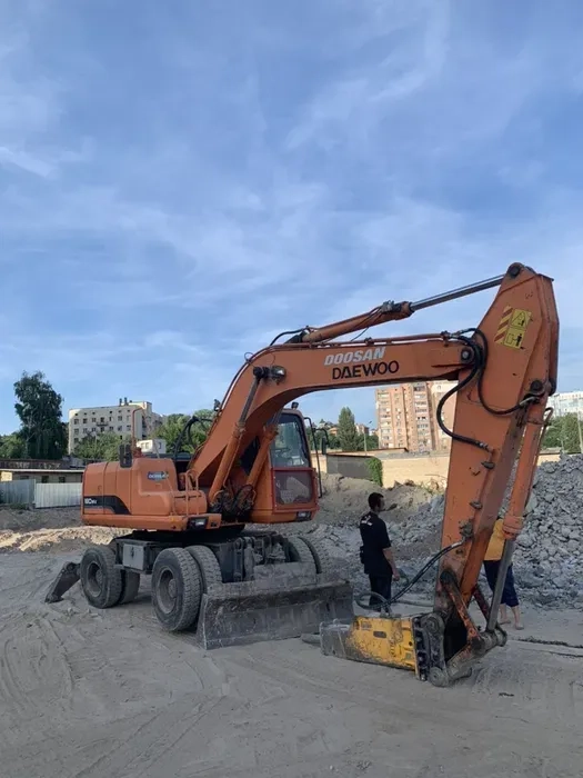 Екскаватор повноповоротний