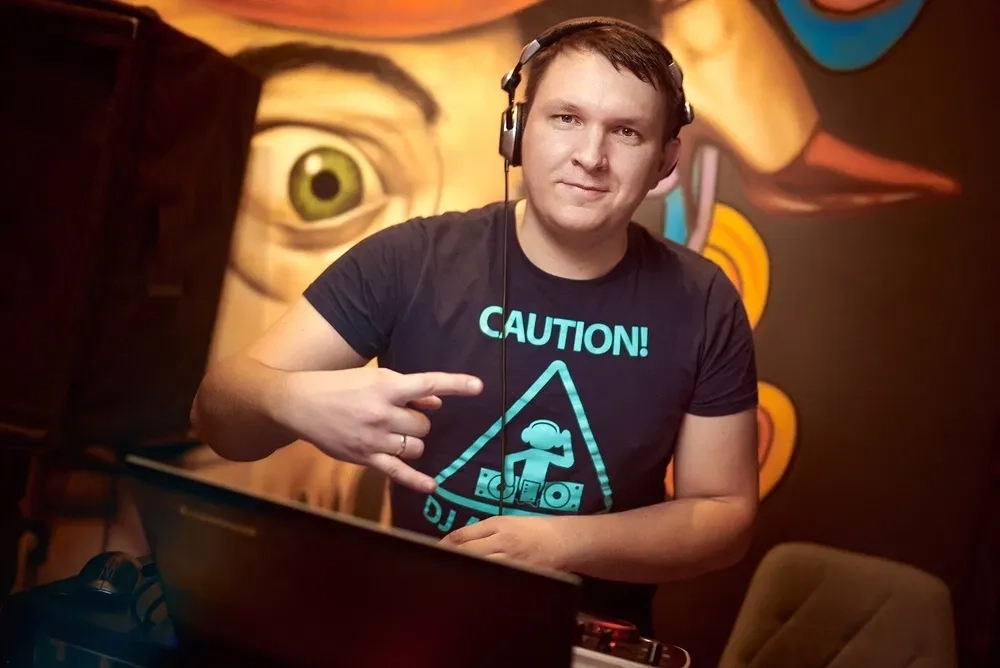 Ді-джей. DJ. На ваше круте свято! Є ФОП.