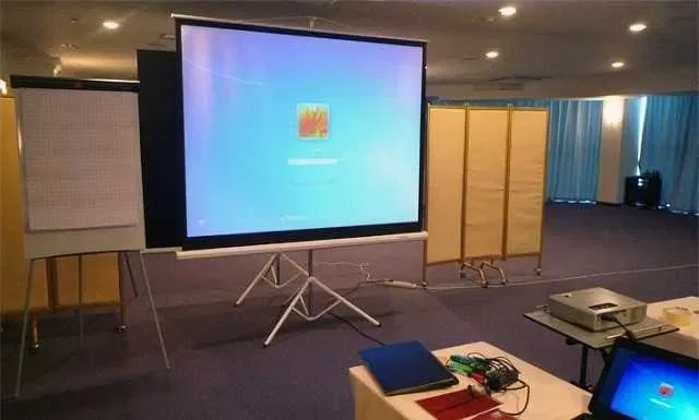 Короткофокусний проектор