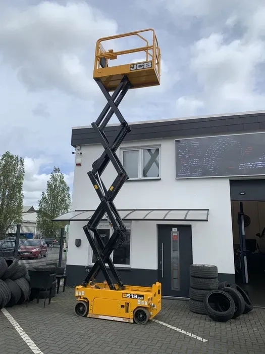 Ножничний Підйомник (8 Метрів) . Ідеально для Монтажних та Фасадних Робіт!