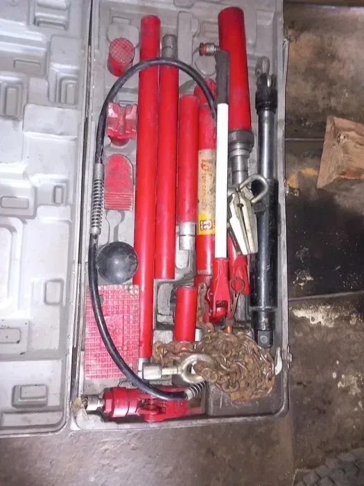 Домкрат і розтяжки гідравлічних для рихтовки авто