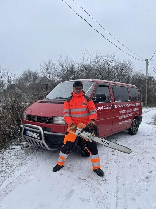 Зрізання дерев.Спил деревьев.Подрібнення гілля.Порізка на дров..
