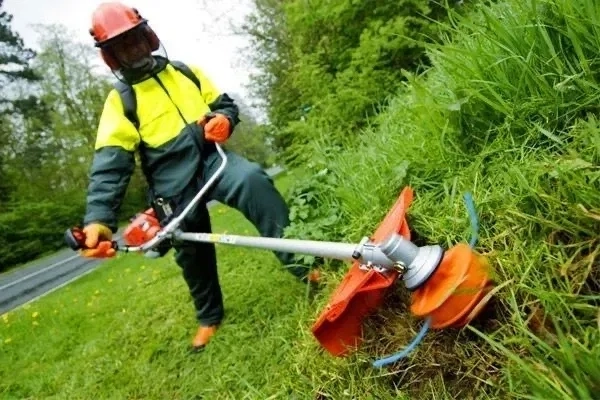 Зрізання дерев.Спил деревьев.Подрібнення гілля.Порізка на дров..
