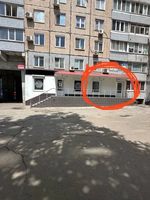 Фасадне приміщення під будь-який бізнес з окремим входом