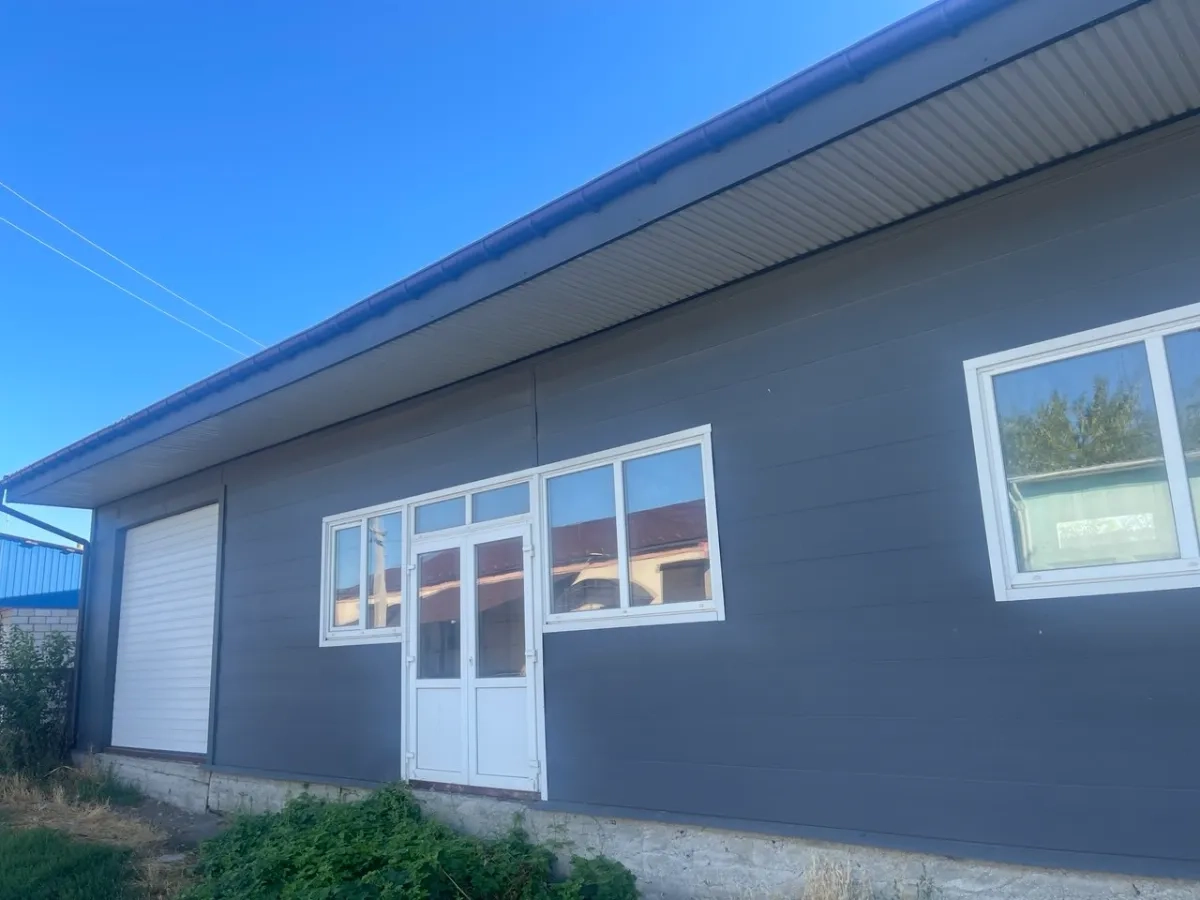 Фасадне приміщення 342 м2 біля ринку в Голованівську