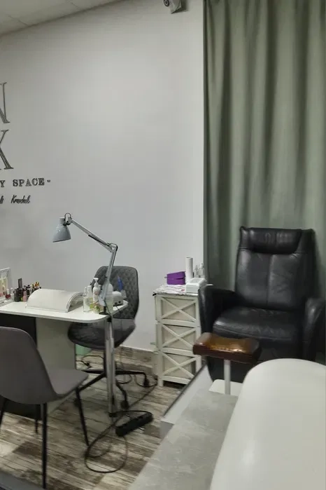 Місце для майстра манікюру в студії.