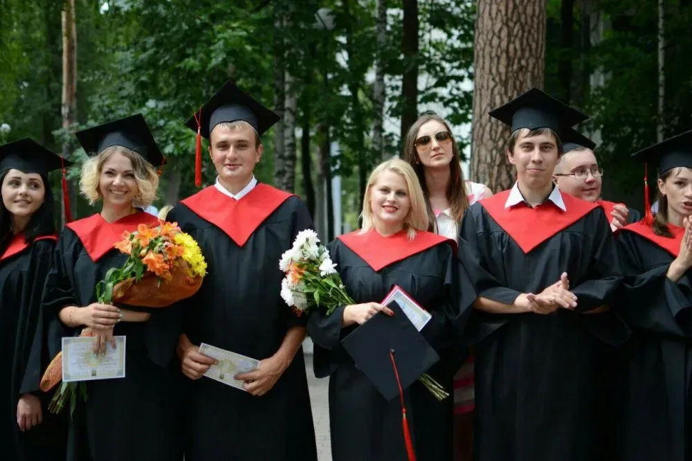 Випускні мантії, мантії для випуску магістрів, бакалаврів.