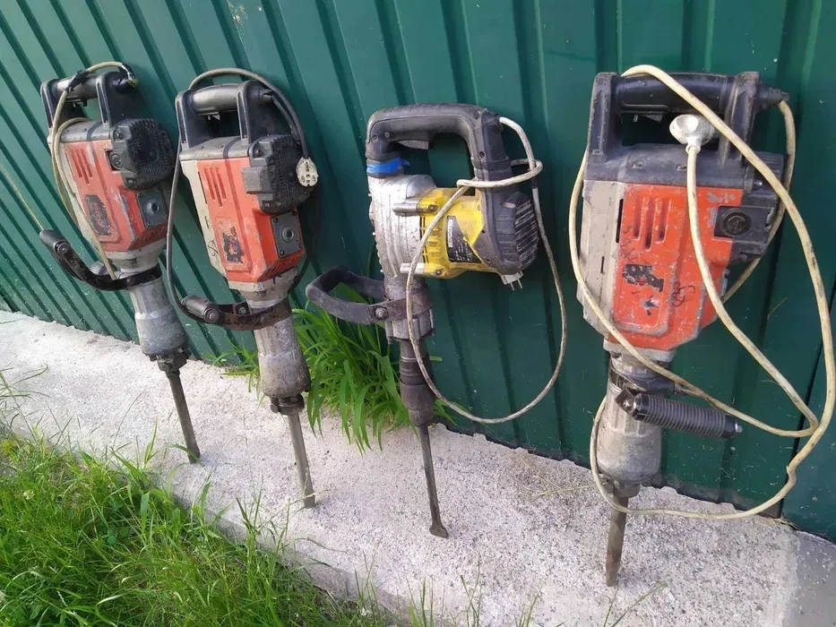 Інструмент: бетонолом, перфоратор, болгарка.