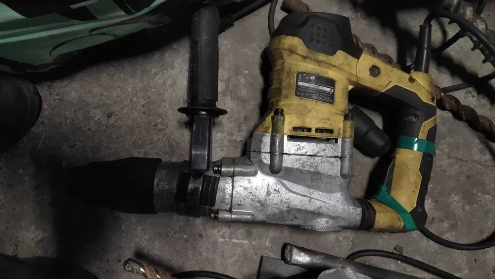 Інструмент: бетонолом, перфоратор, болгарка.