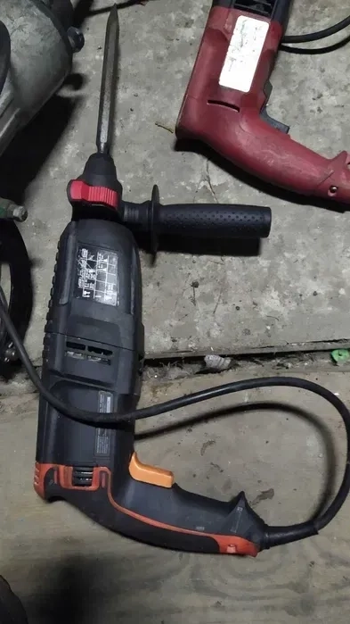 Інструмент: бетонолом, перфоратор, болгарка.