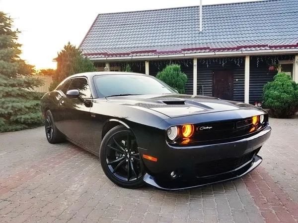 267 Dodge Challenger RT 2018 року 5.7 л з водієм