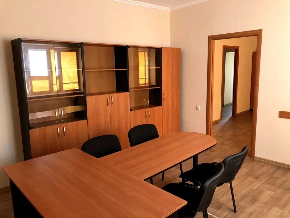 Офіс з ремонтом і меблями 92м