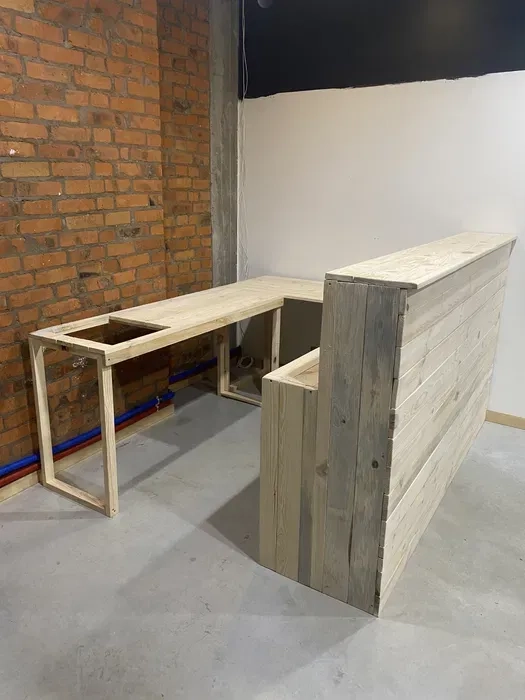 Виготовлення меблі з дерева, барная стойка из дерева , поддонов , для кофейни 3 000 грн.