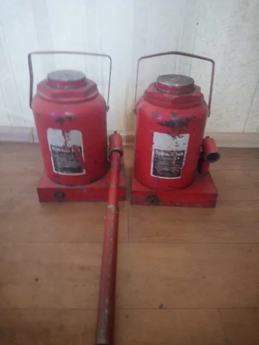 Домкрат 50 тон .