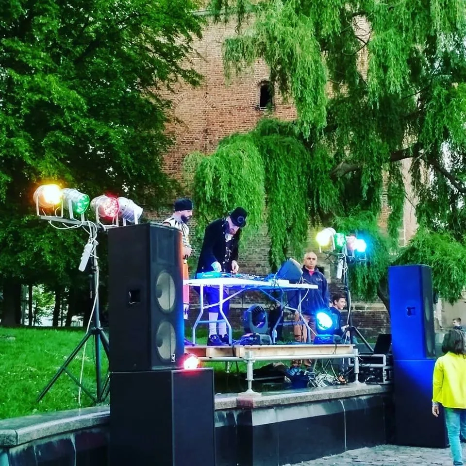 Сцена, світло, звук, металеві конструкції