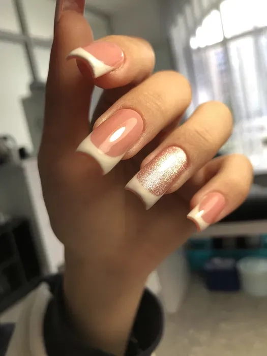 Доглянуті руки та стильні нігті з професійним нарощуванням